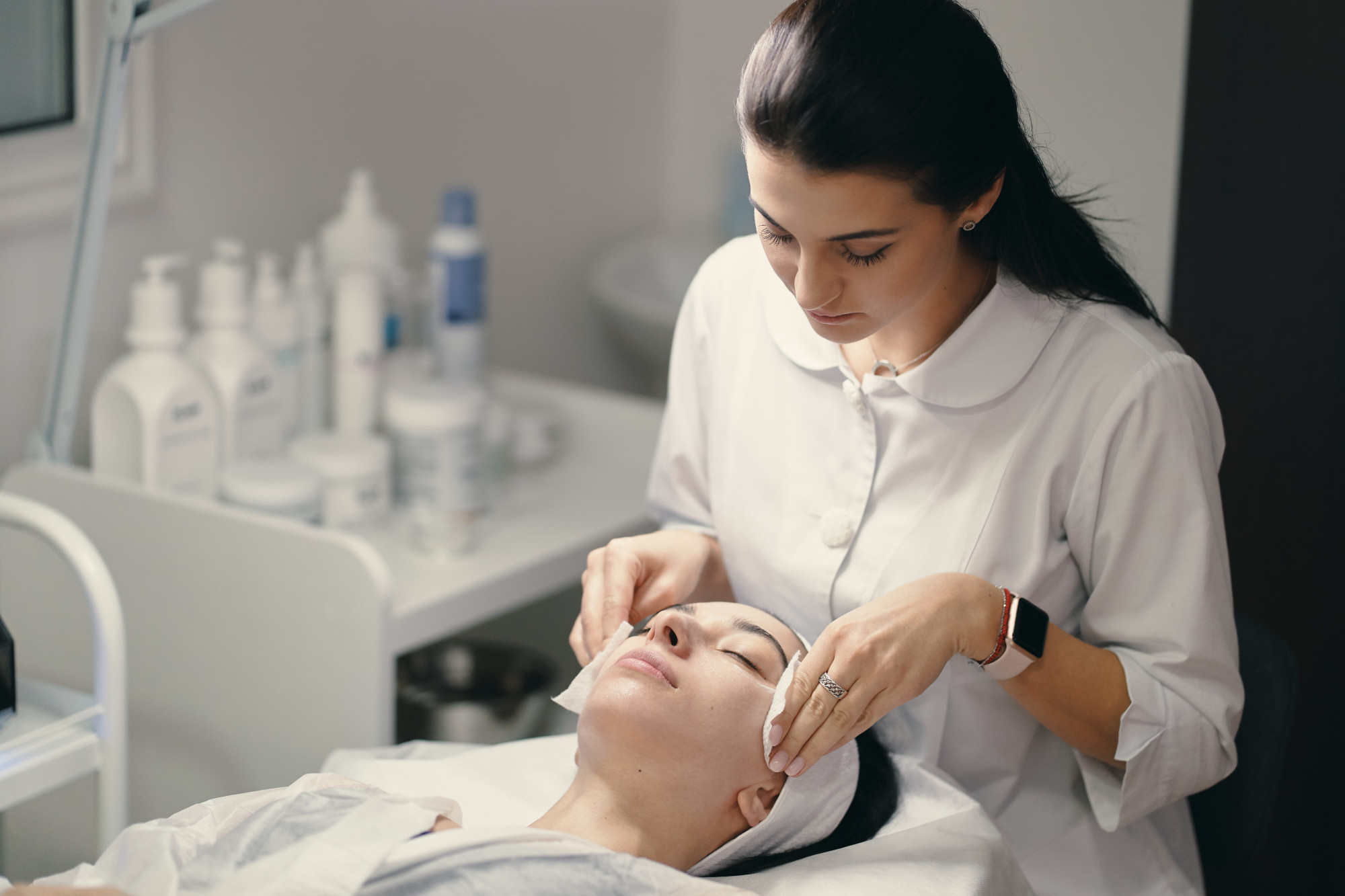 skin specialist in Kalyan examining patient